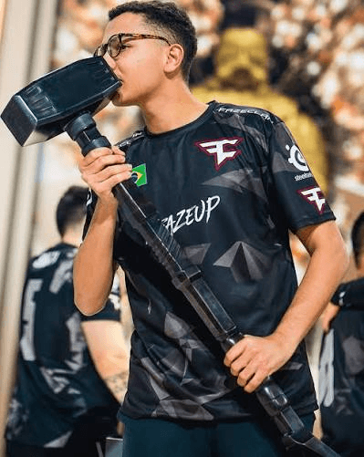 Vitaking segurando um troféu em forma de marreta